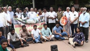Vedike seeks final notification on separate Dharwad Municipal Corporation, holds demonstration
